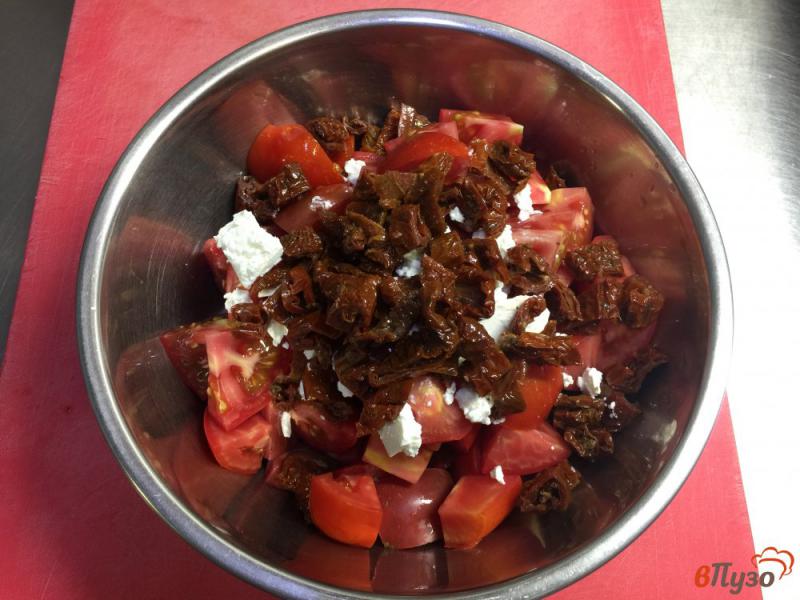 Фото приготовление рецепта: Салат из помидор с вялеными томатами, фетой и маслинами шаг №3