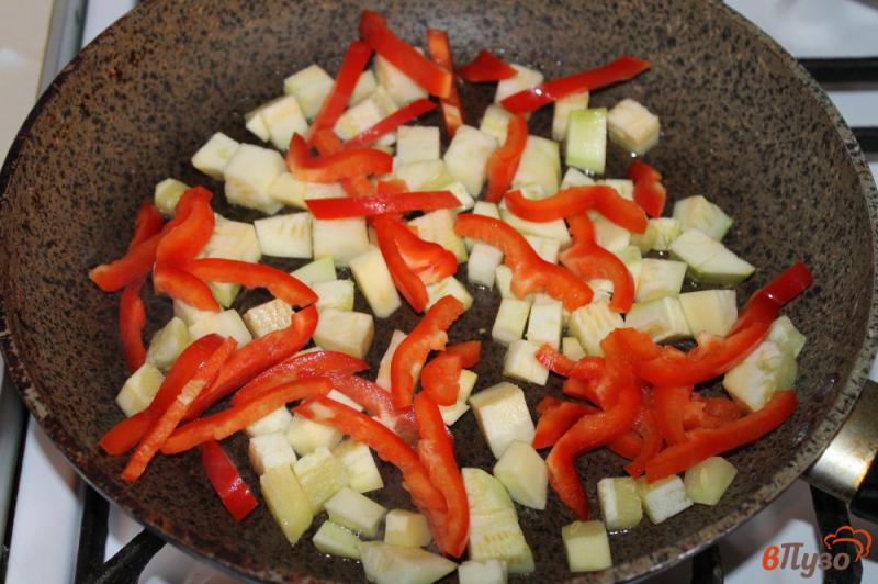 Фото приготовление рецепта: Теплый салат из кабачка и перца с черри и миксом зелени шаг №2