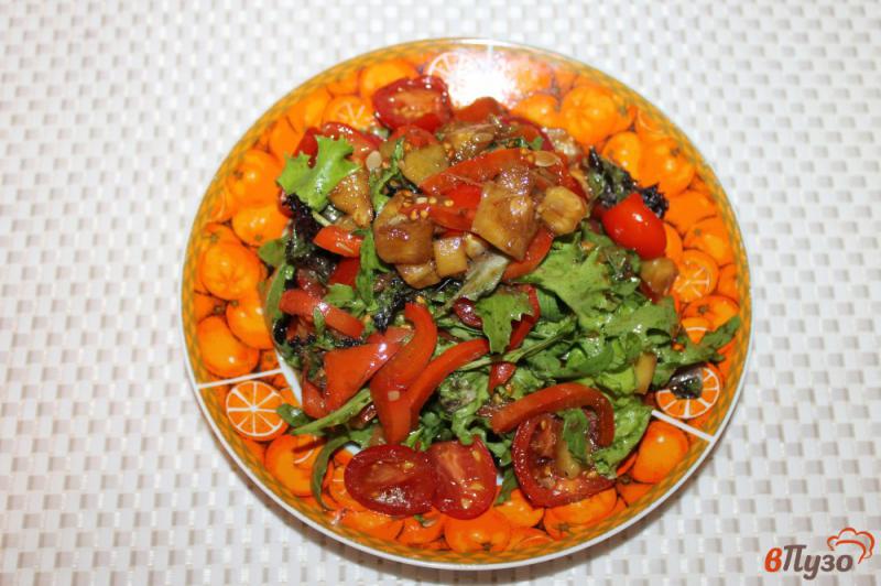Фото приготовление рецепта: Теплый салат из кабачка и перца с черри и миксом зелени шаг №5
