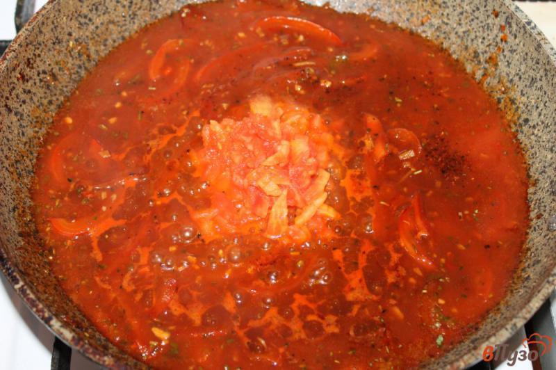 Фото приготовление рецепта: Спагетти с томатно - перечным соусом и каперсами шаг №4