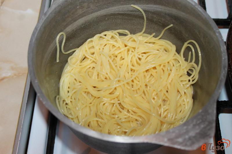 Фото приготовление рецепта: Спагетти с томатно - перечным соусом и каперсами шаг №6