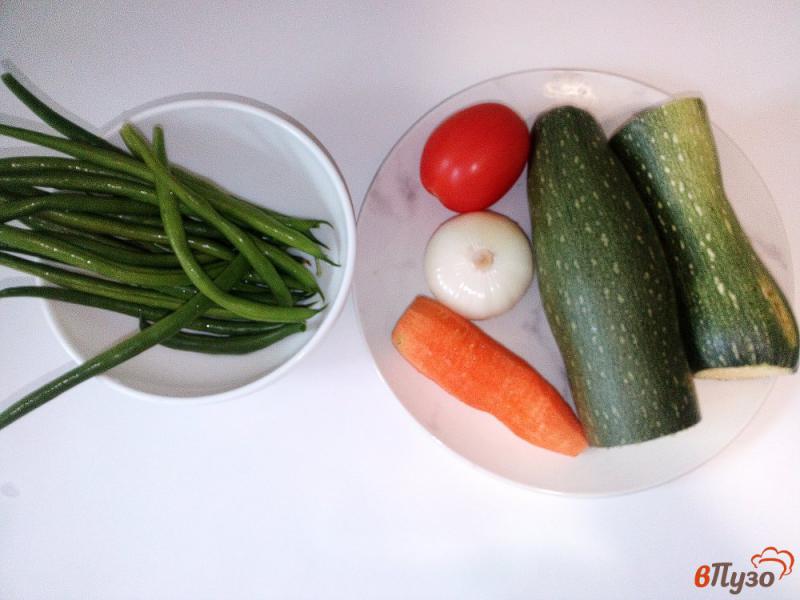 Фото приготовление рецепта: Диетическая стручковая фасоль с кабачком и помидором шаг №1