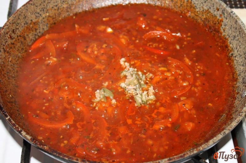 Фото приготовление рецепта: Спагетти с томатно - перечным соусом и каперсами шаг №5