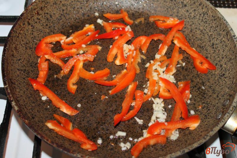 Фото приготовление рецепта: Спагетти с томатно - перечным соусом и каперсами шаг №1