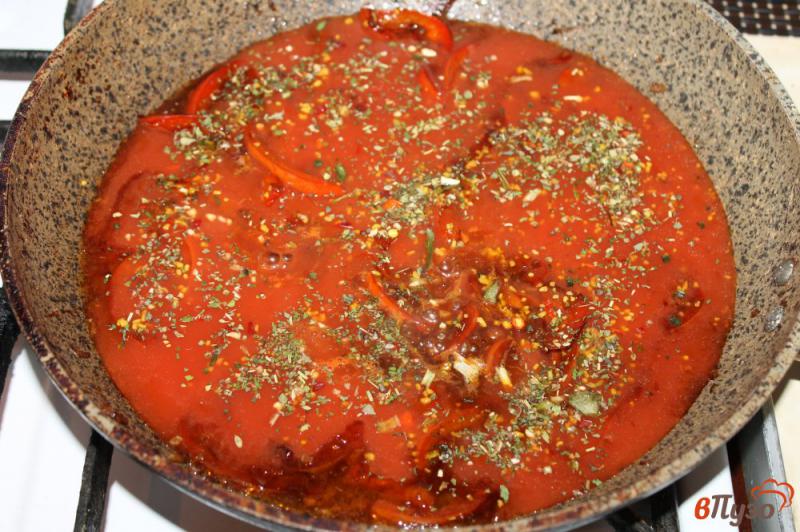 Фото приготовление рецепта: Спагетти с томатно - перечным соусом и каперсами шаг №3