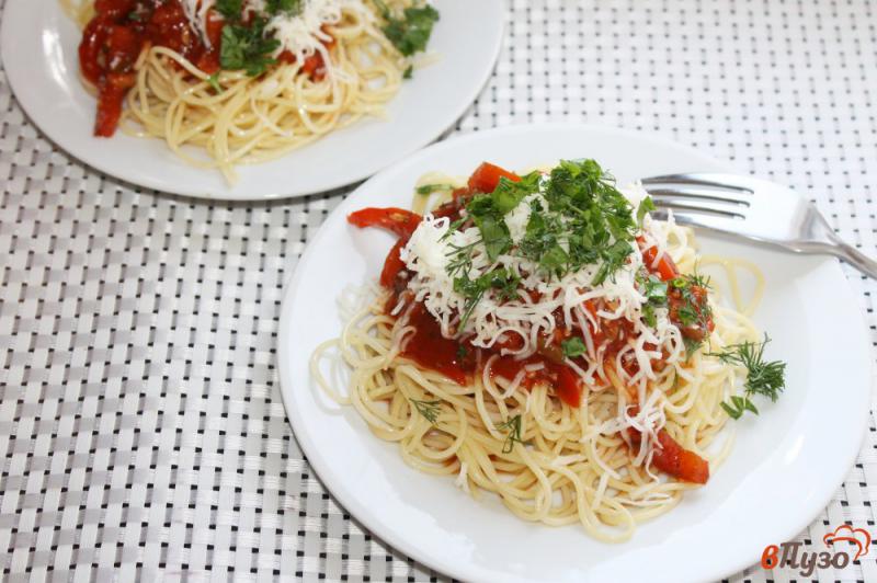 Фото приготовление рецепта: Спагетти с томатно - перечным соусом и каперсами шаг №7