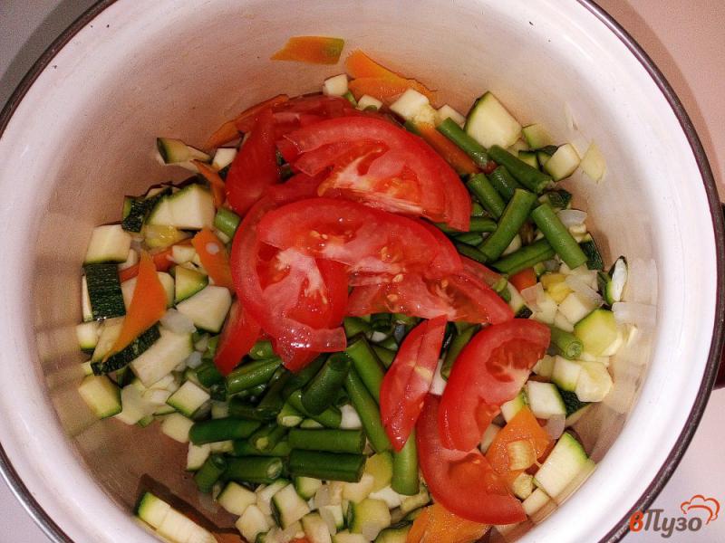 Фото приготовление рецепта: Диетическая стручковая фасоль с кабачком и помидором шаг №5