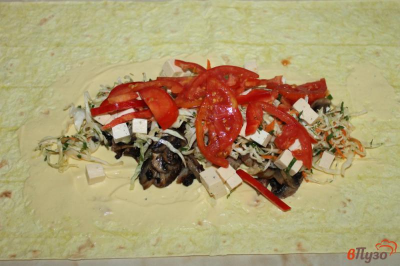 Фото приготовление рецепта: Шаурма по - домашнему с капустным салатом, свининой и шампиньонами шаг №6