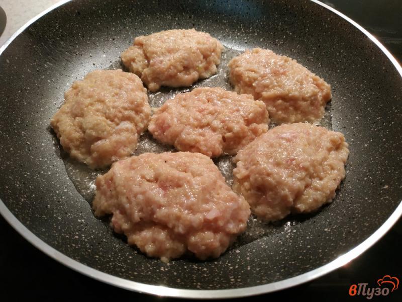 Фото приготовление рецепта: Куриные котлеты с картофелем и луком шаг №11