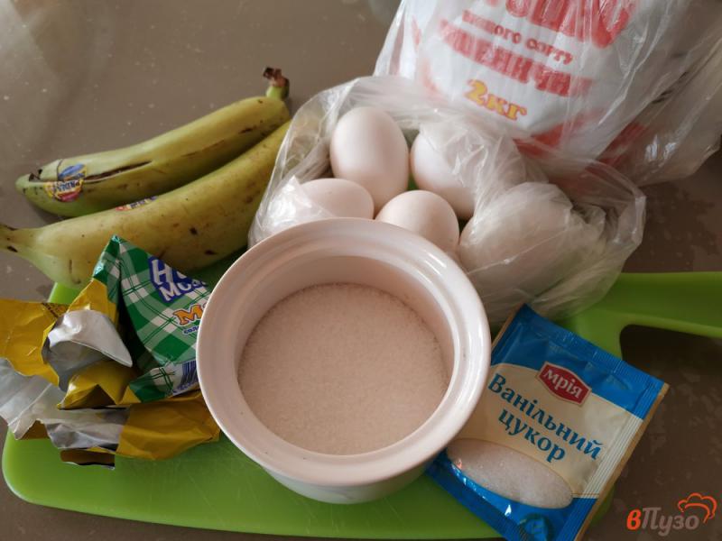 Фото приготовление рецепта: Бисквитный банановый пирог шаг №1