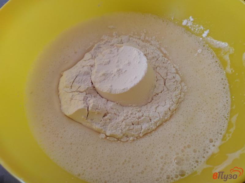Фото приготовление рецепта: Бисквитный банановый пирог шаг №7
