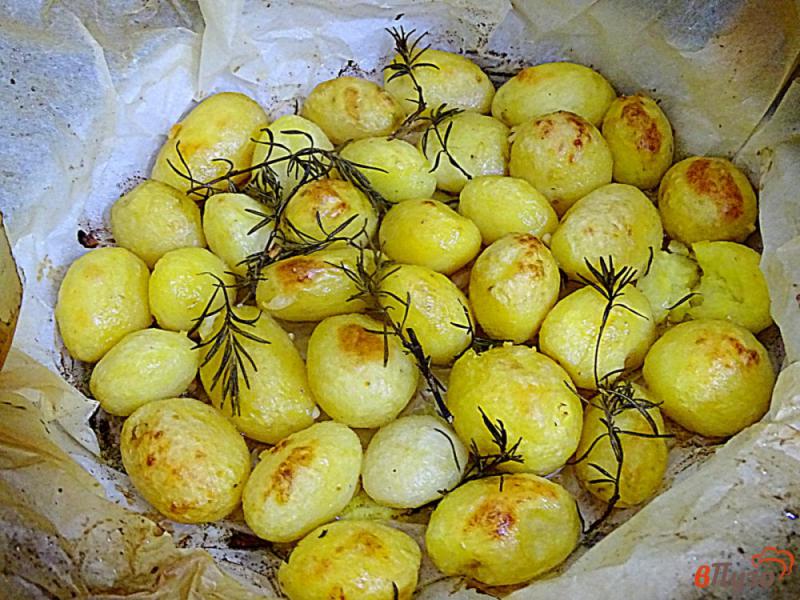 Фото приготовление рецепта: Картофель с розмарином запеченный в пергаменте шаг №8