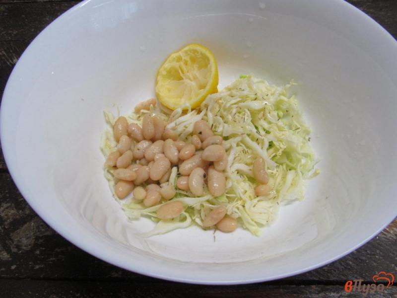 Фото приготовление рецепта: Салат с капустой фасолью и индейкой шаг №2