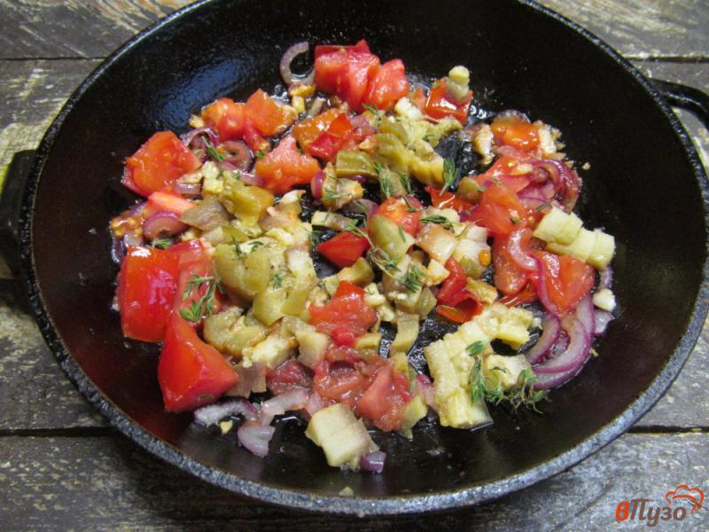 Фото приготовление рецепта: Омлет с печеным баклажаном и помидором шаг №4