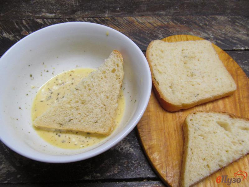 Фото приготовление рецепта: Гренки с мягким сыром и шпротами шаг №2