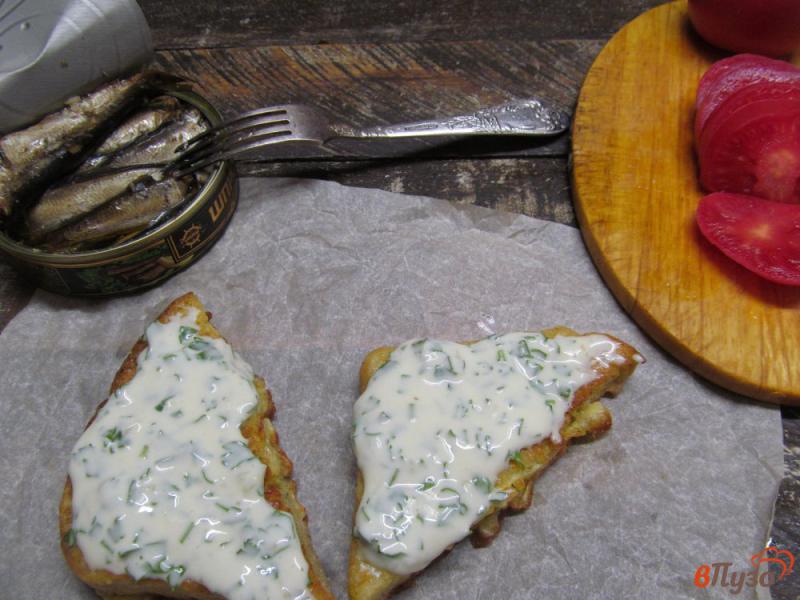 Фото приготовление рецепта: Гренки с мягким сыром и шпротами шаг №5