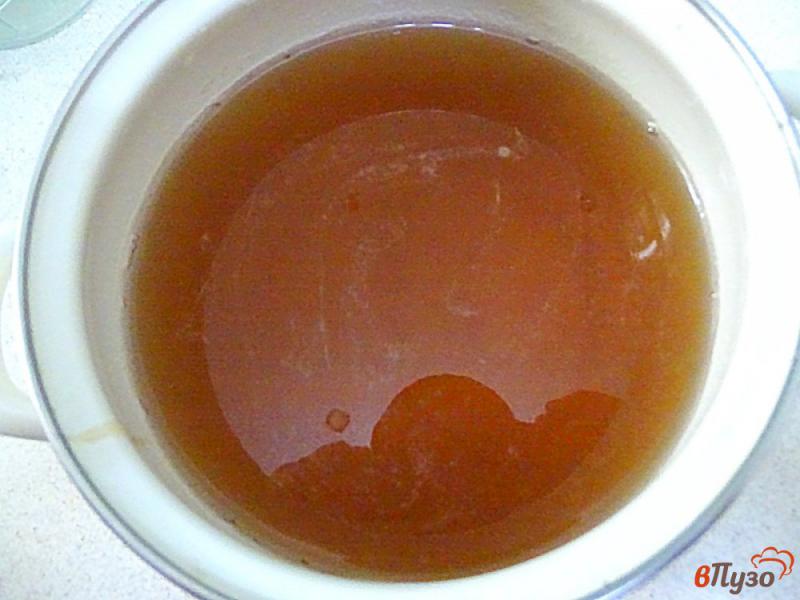 Фото приготовление рецепта: Напиток из кленового сиропа чая и лимона шаг №3
