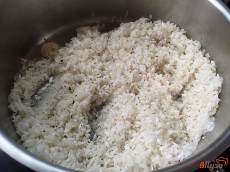Фото приготовление рецепта: Рис с мидиями в томатной подливе шаг №2
