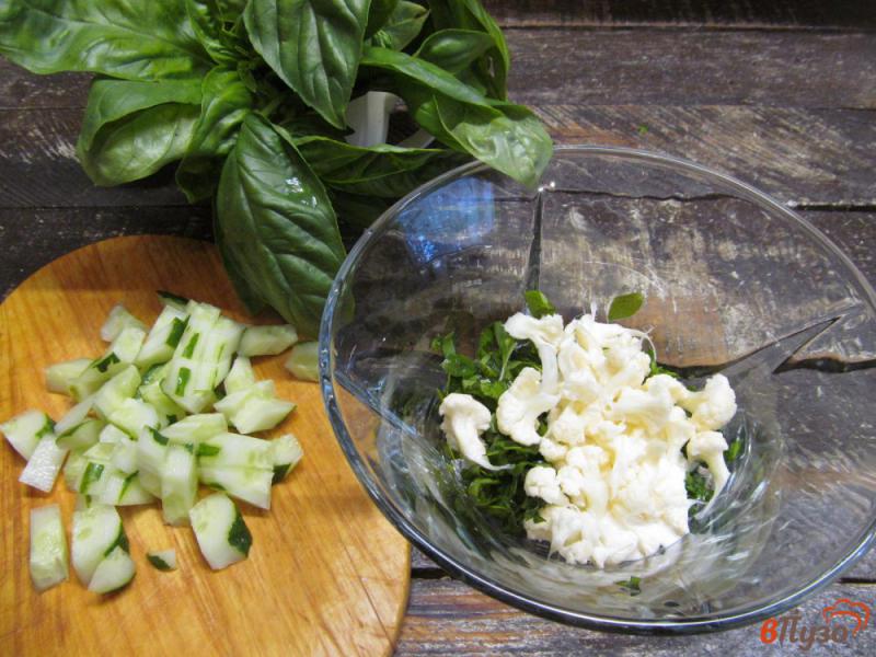 Фото приготовление рецепта: Салат из цветной капусты с сыром и яйцом шаг №2