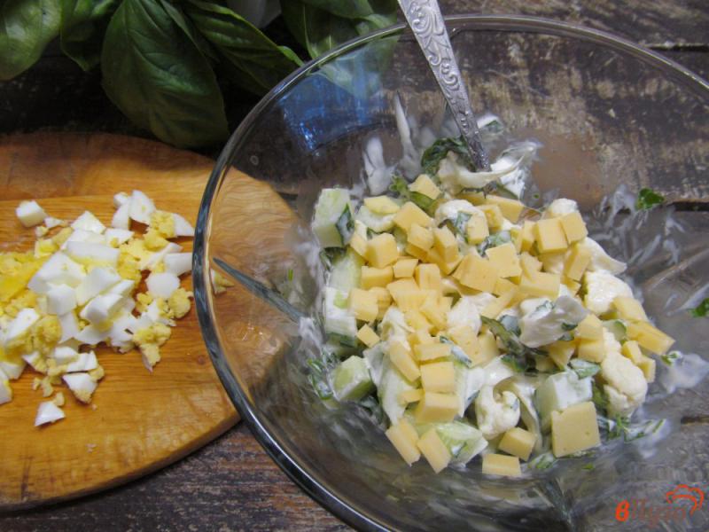 Фото приготовление рецепта: Салат из цветной капусты с сыром и яйцом шаг №4
