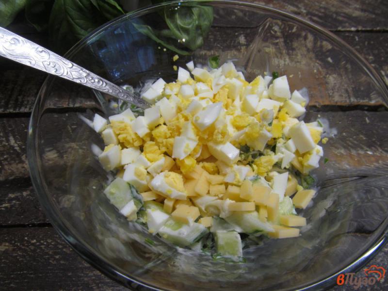 Фото приготовление рецепта: Салат из цветной капусты с сыром и яйцом шаг №5