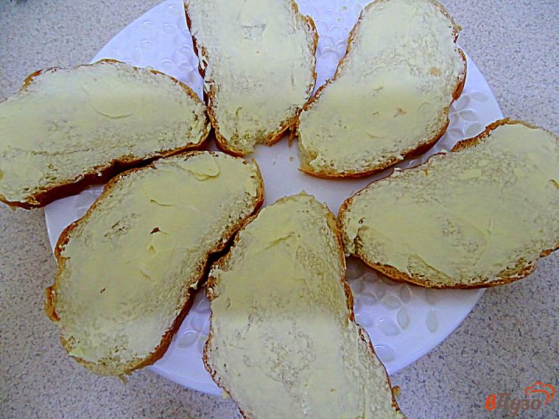 Фото приготовление рецепта: Бутерброды с колбаслой и сыром шаг №2
