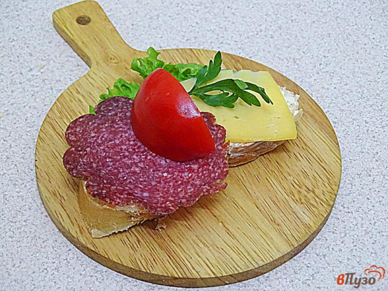 Фото приготовление рецепта: Бутерброды с колбаслой и сыром шаг №4
