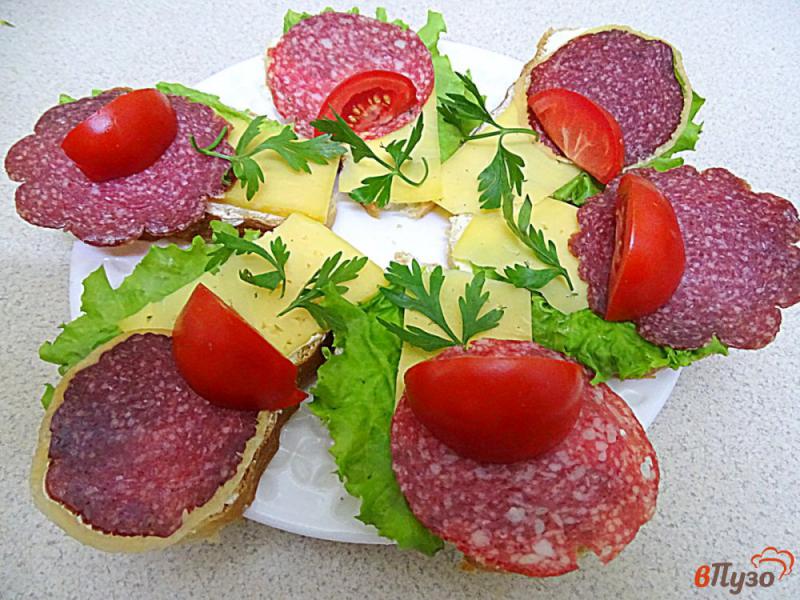 Фото приготовление рецепта: Бутерброды с колбаслой и сыром шаг №5