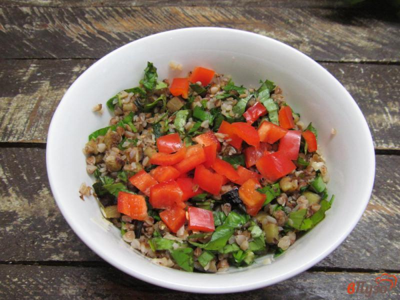Фото приготовление рецепта: Салат из гречки с жареным баклажаном и помидором шаг №4