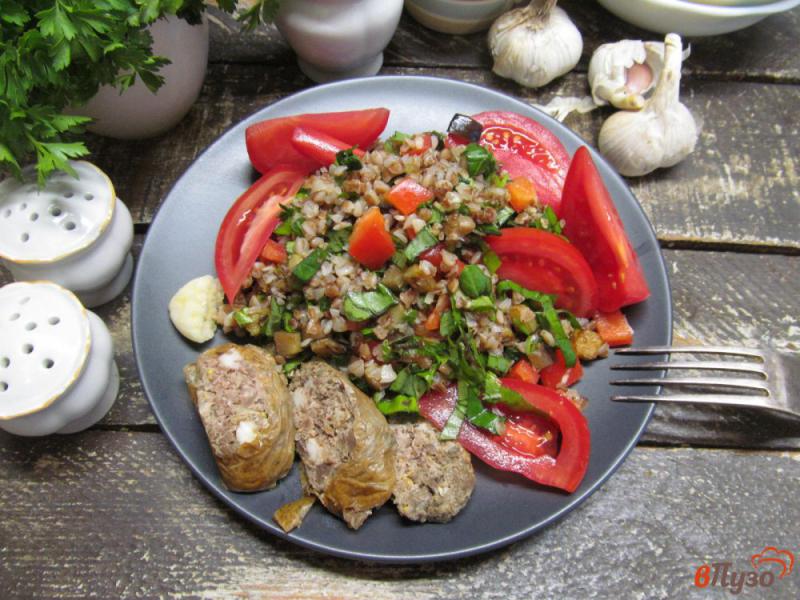 Фото приготовление рецепта: Салат из гречки с жареным баклажаном и помидором шаг №5