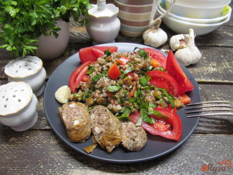 Фото приготовление рецепта: Салат из гречки с жареным баклажаном и помидором шаг №6
