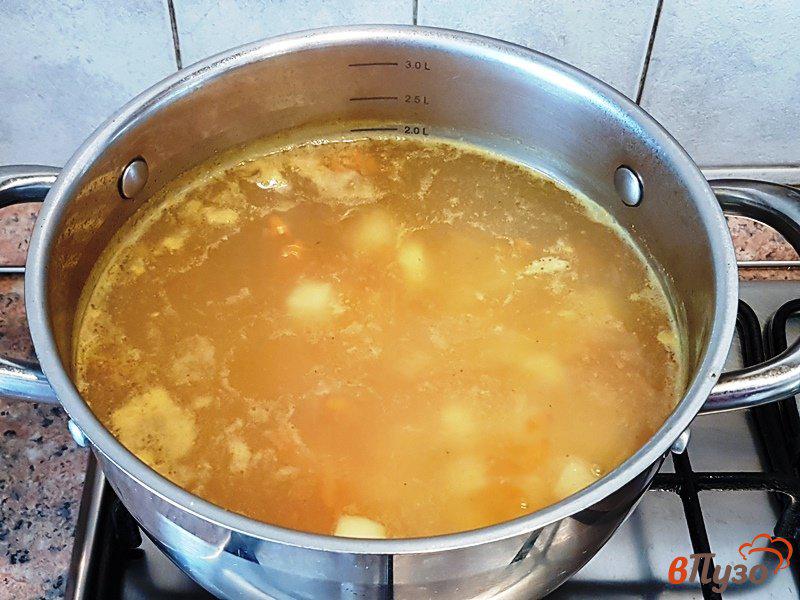 Фото приготовление рецепта: Суп с огурцами и плавленым сыром шаг №7