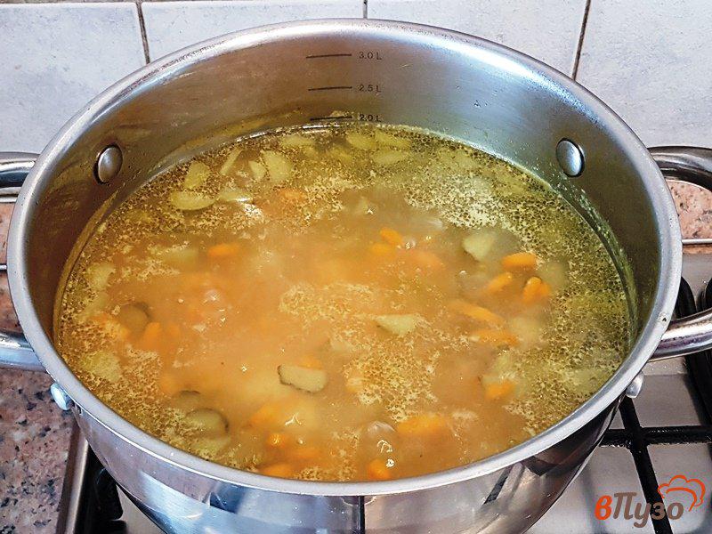 Фото приготовление рецепта: Суп с огурцами и плавленым сыром шаг №9