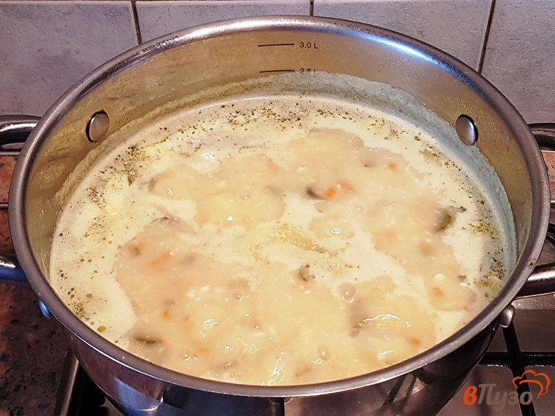 Фото приготовление рецепта: Суп с огурцами и плавленым сыром шаг №10