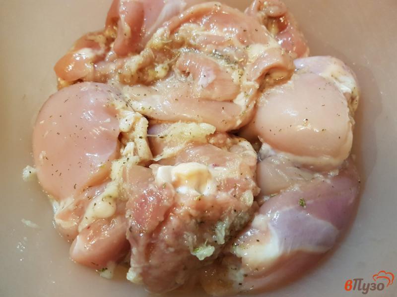 Фото приготовление рецепта: Курица с чесноком и майонезом запеченная в духовке шаг №5