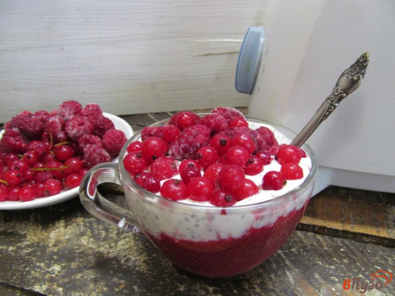 Фото приготовление рецепта: Полезный десерт или ужин из ягод и йогурта шаг №6