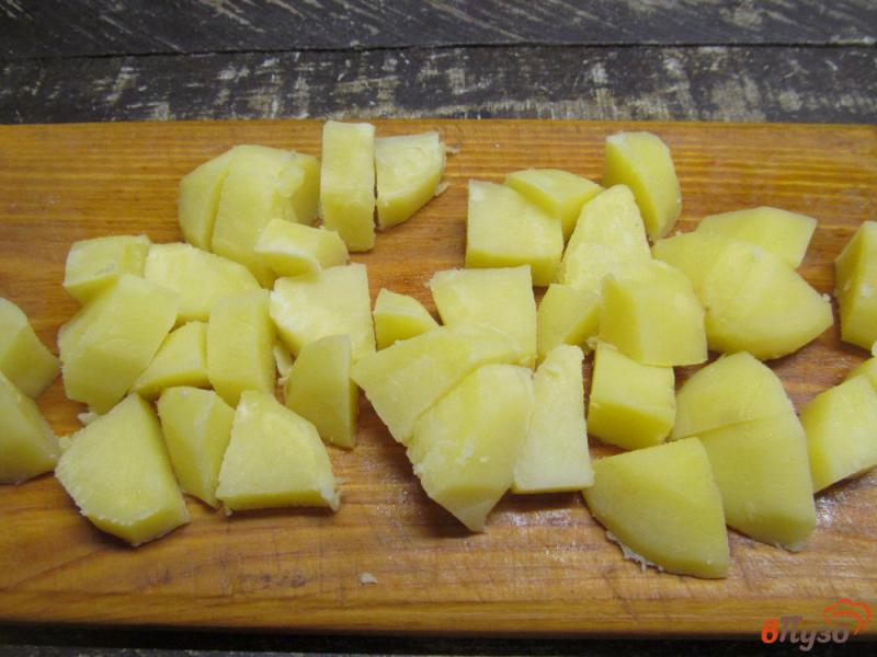 Фото приготовление рецепта: Ароматный жареный картофель особым способом шаг №3