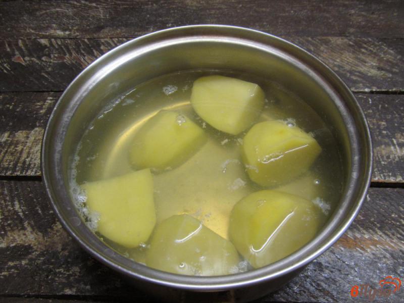 Фото приготовление рецепта: Ароматный жареный картофель особым способом шаг №2