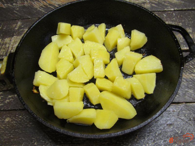 Фото приготовление рецепта: Ароматный жареный картофель особым способом шаг №4