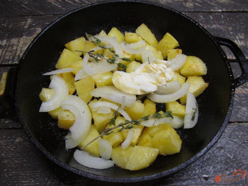Фото приготовление рецепта: Ароматный жареный картофель особым способом шаг №6