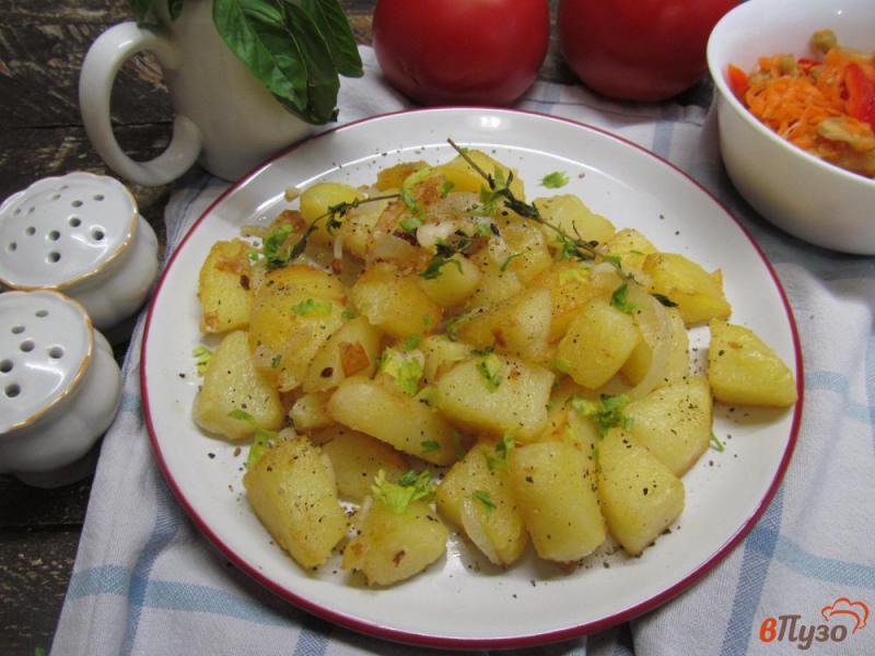 Фото приготовление рецепта: Ароматный жареный картофель особым способом шаг №8