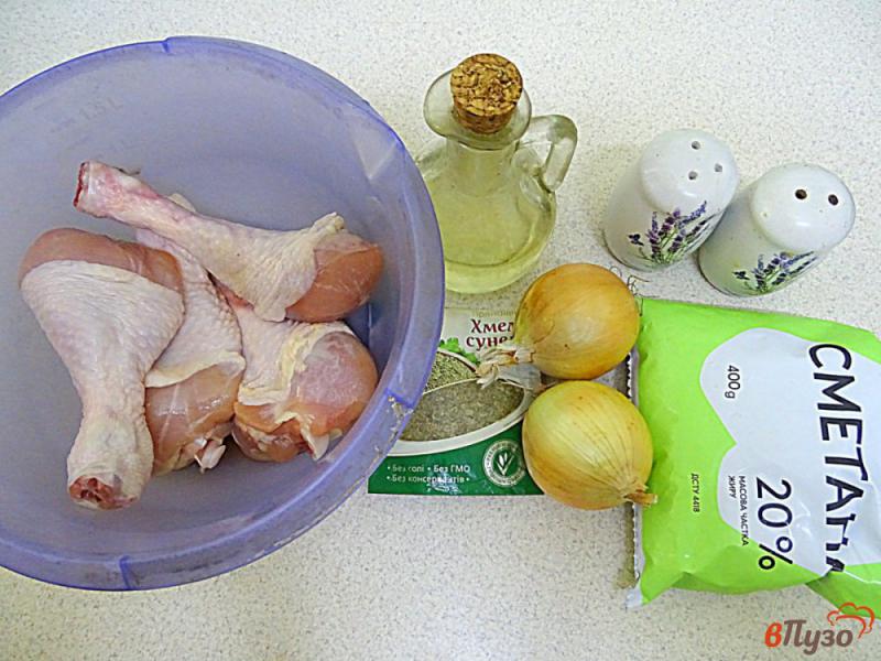 Фото приготовление рецепта: Куриные голени с луком в сметане шаг №1