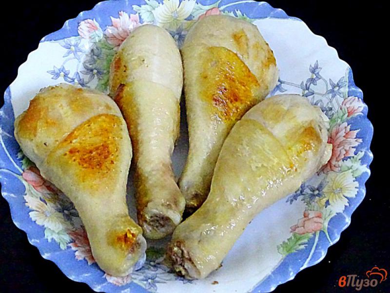 Фото приготовление рецепта: Куриные голени с луком в сметане шаг №4