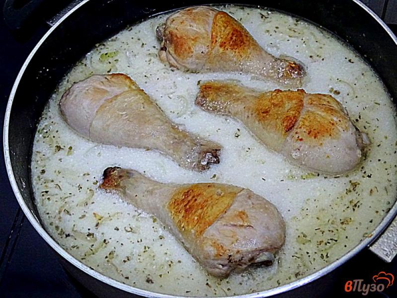 Фото приготовление рецепта: Куриные голени с луком в сметане шаг №7