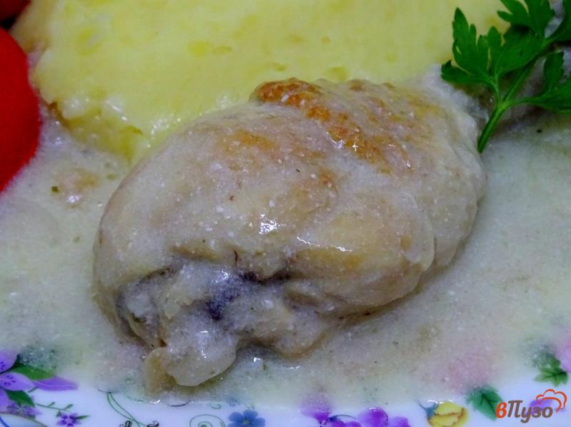 Фото приготовление рецепта: Куриные голени с луком в сметане шаг №9