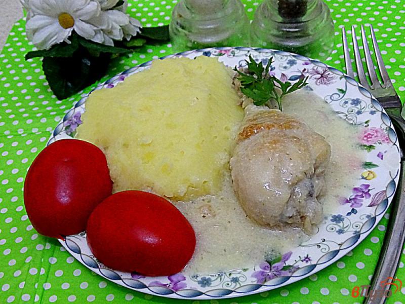 Фото приготовление рецепта: Куриные голени с луком в сметане шаг №10
