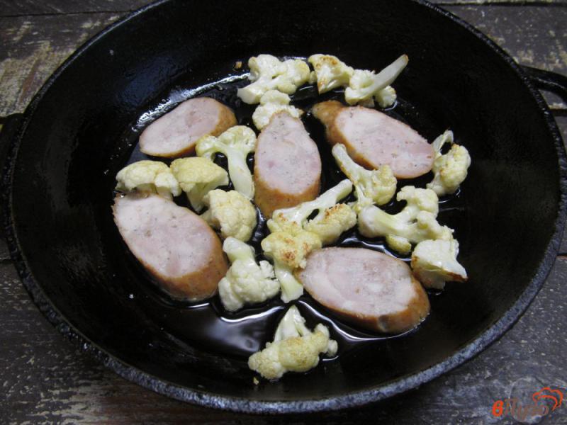 Фото приготовление рецепта: Ракушки с цветной капустой и колбасками шаг №3