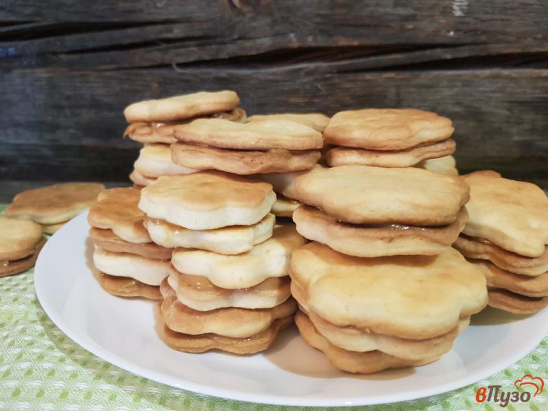 Фото приготовление рецепта: Двухслойное печенье с вареной сгущенкой шаг №15