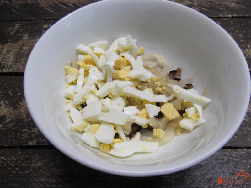 Фото приготовление рецепта: Салат из баклажана с яйцом и кетчупом шаг №5