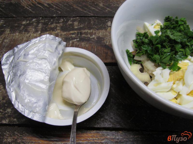 Фото приготовление рецепта: Салат из баклажана с яйцом и кетчупом шаг №7